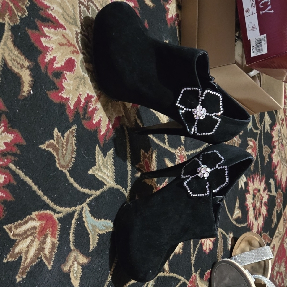 Elegant Black Women's Heels with Rhinestone Detail